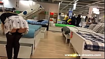video под юбкой и не светит без трусиков в известном магазине 3 sex