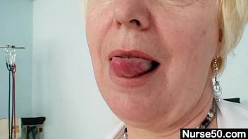 video старушка с большими сиськами в униформе трахает пальцами волосатую киску sex
