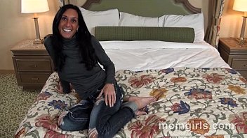 video 日焼けしたセクシーな熟女はコックを吸って後ろからそれを取る sex