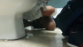 video chico mamando в туалете терминала парень сосет и дрочит sex