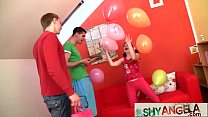 video 彼女の18歳の誕生日に2人の男の子に犯された若い美しさ sex