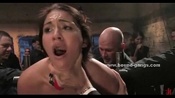 video шлюшка наказана в экстремальном групповухе sex