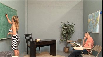 video 教室でのボールバストとコックバイティングフェラ sex