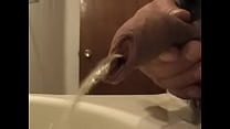 video 長い包皮の小便シンク sex