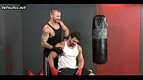 video ゲイボクサーは彼らの嫌いな人をなめて肛門を持っています sex