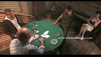 video ポーカーで男を緩めるのを見ているガールフレンド sex