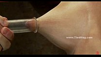 video 壁に縛られた巨大な乳首を持つ女 sex