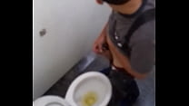 video женатый шпионит за членом парня в ванной sex