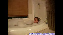 video скрытая камера застукала подругу за мастурбацией в ванне sex