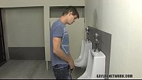 video твинка застукали за смотрящим на член в школьной ванной sex