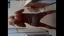 video 彼女のお尻を振ろうとしているイエローボーンスキーザー sex