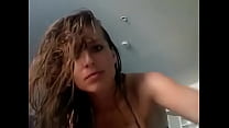 video красивая телочка раздевается и показывает свою задницу sex