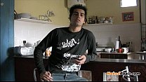 video かわいいラテントップは彼のお尻を遊んでジャックオフします sex