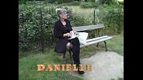 video 庭で狂ったフランスの古い成熟したクソ sex