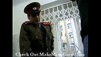 video 軍の女の子は彼女の囚人をファック sex