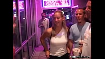 video девушки светят сиськами и задницей sex