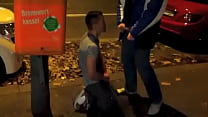 video писает и писает на себя рядом с оживленной улицей sex