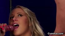 video непослушный секскотенок получает камшот на ее лицо глотая всю сперму sex