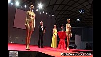video горячие девушки позируют обнаженными на стрипшоу sex