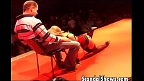 video возбужденная блондинка трахается с фанатом sex