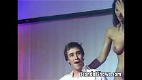 video 幸運な男を喜ばせる角質ストリッパー sex