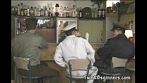video 三人組の性交で制服を着た熱い男 sex