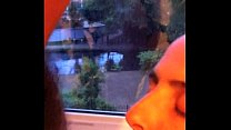 video 妻は隣人が見るために窓で雄鶏を吸う sex