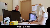 video молодая секретарша делает двойной минет трахает в рот камшот для босса большой старый член sex