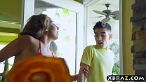 video молодому парню повезло с тремя милфами на этой вечеринке с барбекю sex
