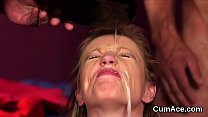 video резвая модель получает порцию спермы на лицо глотая всю сперму sex