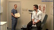 video 堅い雄鶏を吸っている無謀なゲイの医者 sex