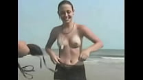 video девушка проиграла пари что ей пришлось раздеться на пляже sex