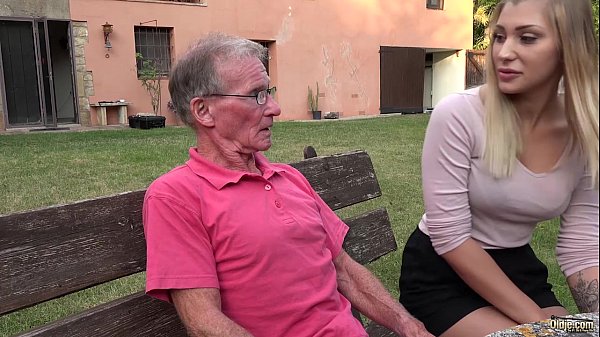 video блондинку с горячей задницей трахнул в анал возбужденный дедушка sex