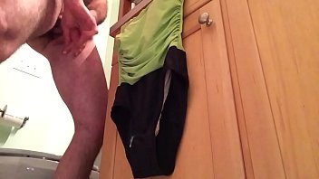 video дрочу и кончаю на племянниц в купальном костюме sex
