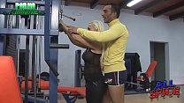 video возбужденный инструктор по тренажерному залу sex