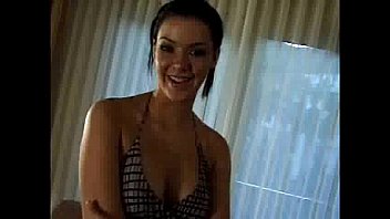 video アマチュアベイブはおっぱいにそれを吹きます sex