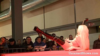 video セクシーな女がステージに降りて汚い sex