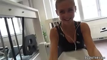 video маленькая немецкая тинка соблазняет незнакомца потрахаться в спортзале sex