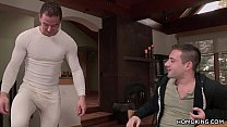 video 彼がスノーボードのクラスから家に着くとき男は強打されます sex