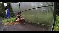 video сексуальная девушка писает в автобусе на публике мигает смотрит сбоку женский господин sex