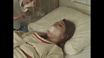 video хорошенькая брюнетка в смирительной рубашке привязана ко рту к постели в больнице sex
