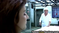 video брюнетка подросток кухня езда старый ебарь пастушка sex