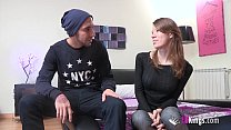 video парень с большим членом и застенчивая юная девушка встречаются и трахаются впервые sex