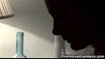 video горячая крошка раздевается и сосет sex