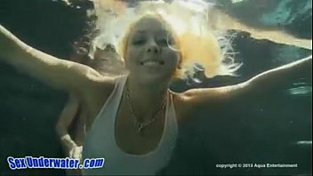 video бесплатный бар минетов между либеральными парами cri sex