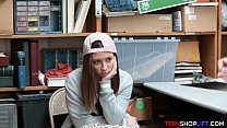 video охранник поймал крошечную девочку на краже из магазина sex
