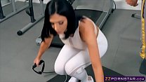 video горячая грудастая телочка трахается со своим тренером в рваных штанах для йоги sex