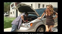 video 見事な金髪の英国の熟女ターニャテイトは彼女の自動車整備士とセックスします sex