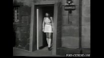 video 女の子は小便器でおしっこを取ることです sex