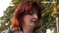 video авторитарная милфа снимает парня в парке для хорошего траха sex